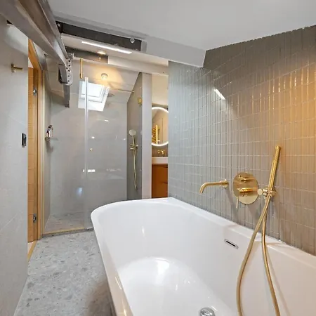 Garibaldi Elegant Duplex With A Soothing View Ac